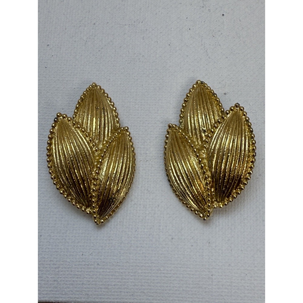 VINTAGE SIGNED CROWN‎ TRIFARI GOLD TONE LEAF CLIP EARRINGS Old Money